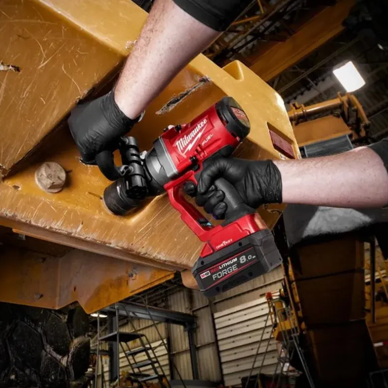 MILWAUKEE M18ONEFHIWF1-802 18V ONE KEY FUEL 1'' IMPACT WRENCH KIT (2x 8Ah FORGE, CHARGER, CASE)