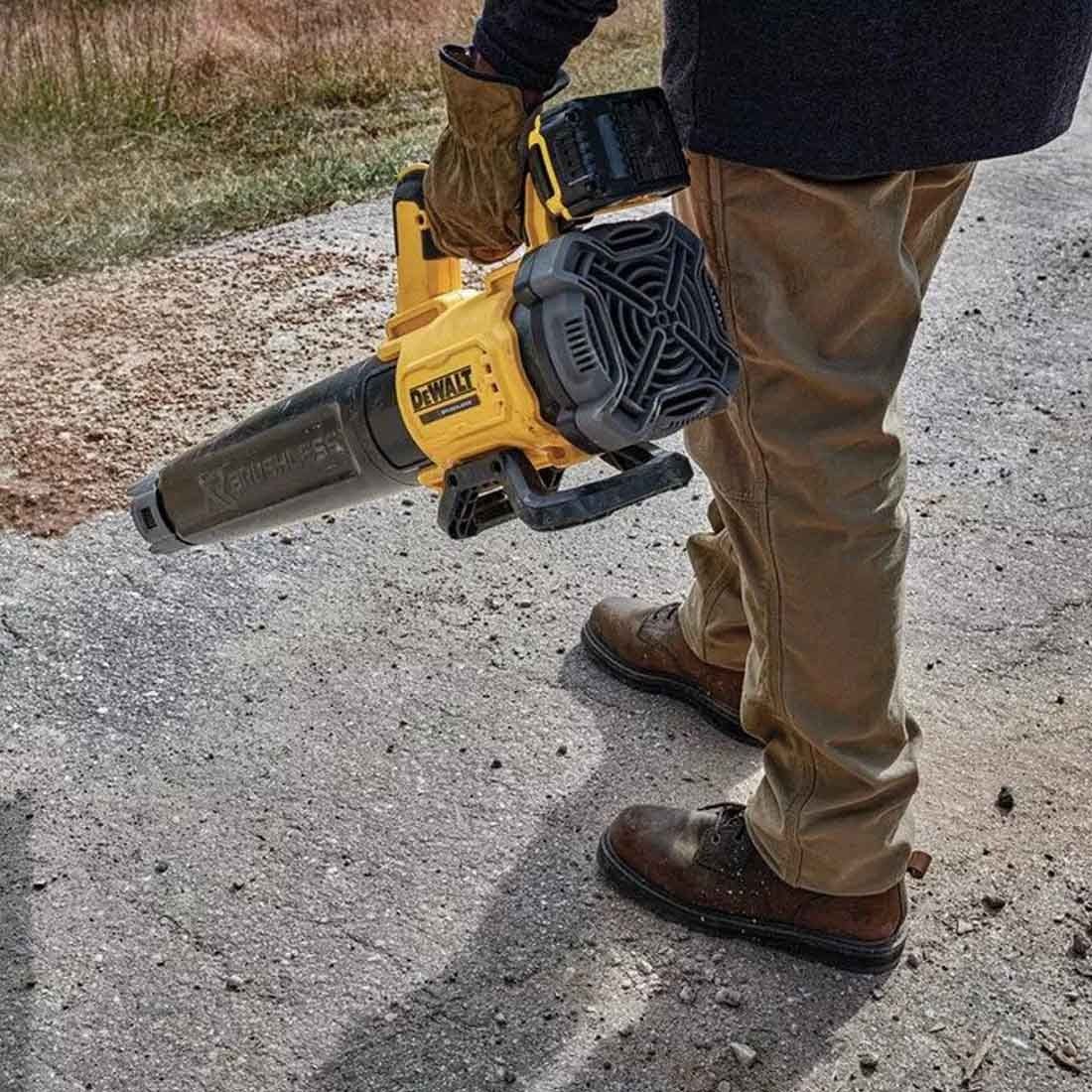 DeWalt DCMBL562P1-GB 18v XR Brushless Blower Kit (5Ah & Charger)