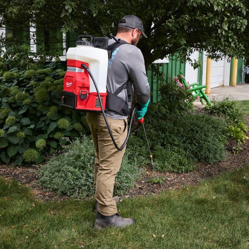 Milwaukee M18 BBPFP2 Backpack and M18 BBPFP2-CST Chemical Switch Tank 15L Spray Tank Kit